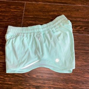 Lululemon 2.5” Hotty Hot Short